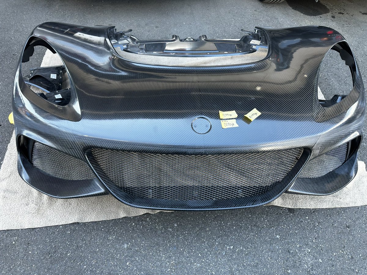 TiRacingtir's tweet photo. 🔥 ついに完成！
V6エキシージ 後期フロント “ドライカーボン” カウル

エキシージ乗りにとって、これは本気のアップグレードです。

■ 約 8.1kg の大幅軽量化

■ 純正よりハイクオリティ

さらに左右のメッシュ端部についても、
350/390 は純正がFRP、410/420 はカーボン ですが、
FRP純正品も驚くほど高額……。

そこで今回は ドライカーボンで完全新規製作。

350/390は純正FRP、
410/420はカーボンですが、
純正FRPですら“驚くほど高額”……。
性能も質感もコスパも、ドライカーボンが圧勝です。

■ 完全新規型で高精度フィット
今回のために新規型を作り直し。
ゆがみ・厚みムラがなく、純正以上のフィット感を実現。

V6エキシージ　ドライカーボンカウル　後期　前後完成コンプリートです。

#V6エキシージ
#ドライカーボン
