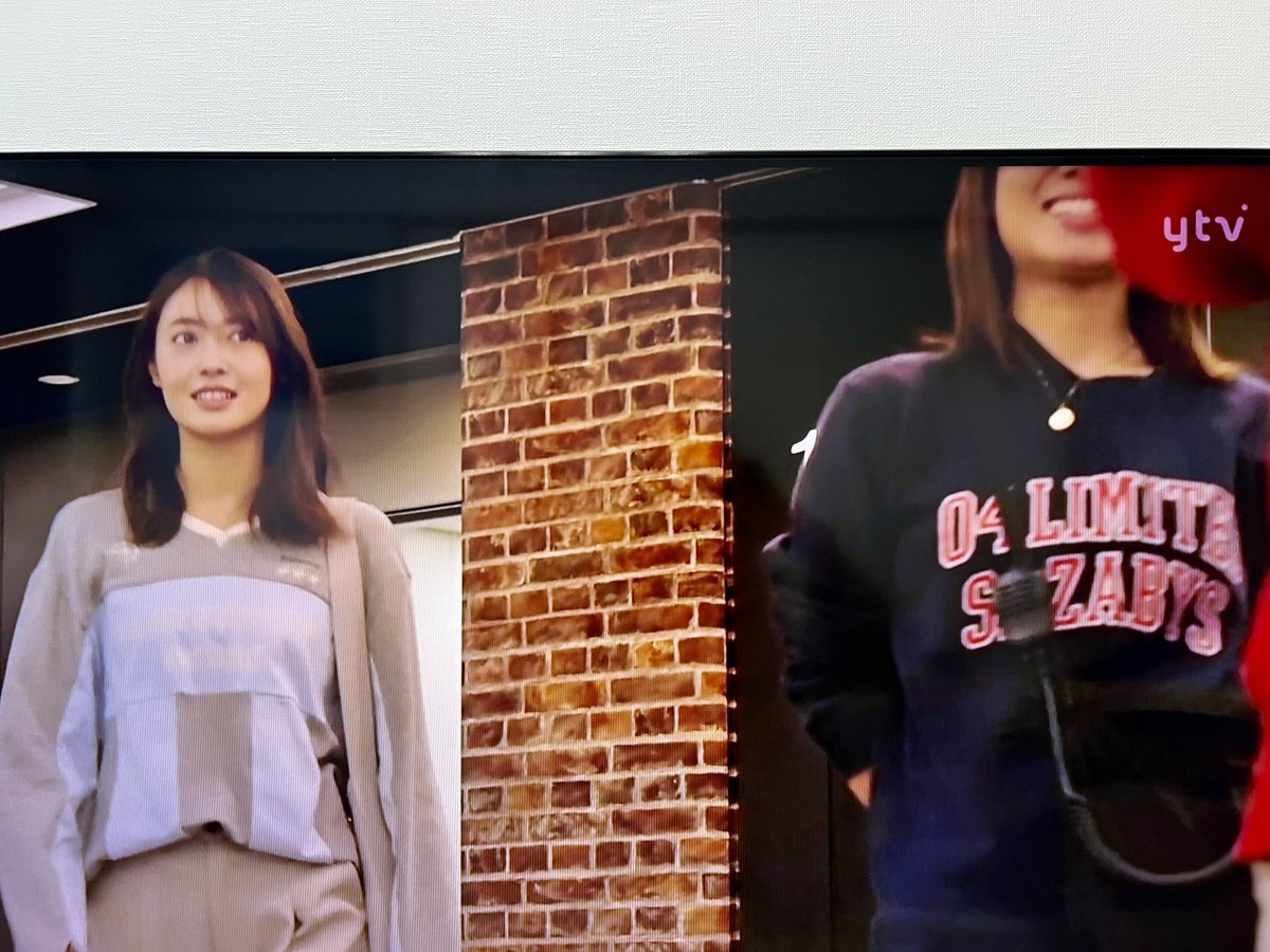 X04ls_a's tweet photo. ドラマ観てたら
フォーリミのスウェット出てきてびっくり🤣 https://t.co/0SSxEkGMp7