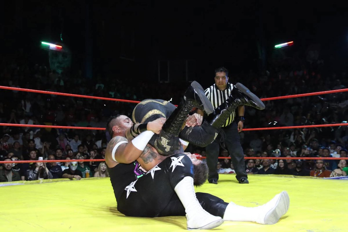 LaTijeraLucha's tweet image. En una sensacional lucha de rudos contra rudos en la #ArenaNeza, el #KlanMalandro impone condiciones ante los #IntelectosMonaguillos de gran manera #Argenis, #DrKaronteJr y TonyCirioJr dan cuenta de CerebroNegro, CerebroNegroJr y Tiago en una lucha que estuvo de “toma y daca” ...