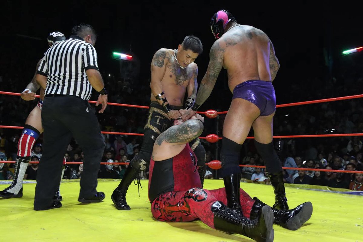 LaTijeraLucha's tweet image. En una sensacional lucha de rudos contra rudos en la #ArenaNeza, el #KlanMalandro impone condiciones ante los #IntelectosMonaguillos de gran manera #Argenis, #DrKaronteJr y TonyCirioJr dan cuenta de CerebroNegro, CerebroNegroJr y Tiago en una lucha que estuvo de “toma y daca” ...