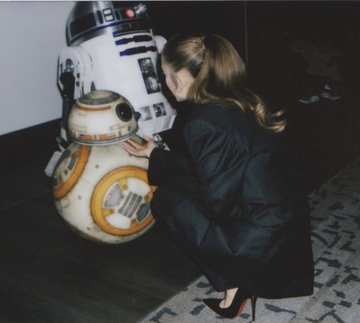 ariana_japan's tweet photo. #アリアナ・グランデ がInstagramを更新🆙✨
最新ショットでは、映画『スター・ウォーズ』の人気キャラクター、R2-D2＆BB-8と📸 https://t.co/WvbxmPm9Gv