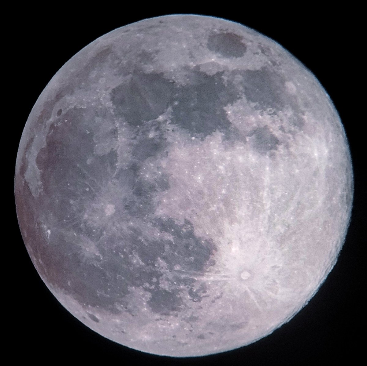 Luna llena 100% de iluminación
Telescopio Quasar
Montura AZ
D76mm
F700mm
Ocular 20mm
Fotografía Honor X8b
Editada en Lightroom

#moon #luna #minatitlan #coatzacoalcos #cosoleacaque #veracruz #astrominatitlan #astromina #sociedadastronomicademinatitlan #SAMin