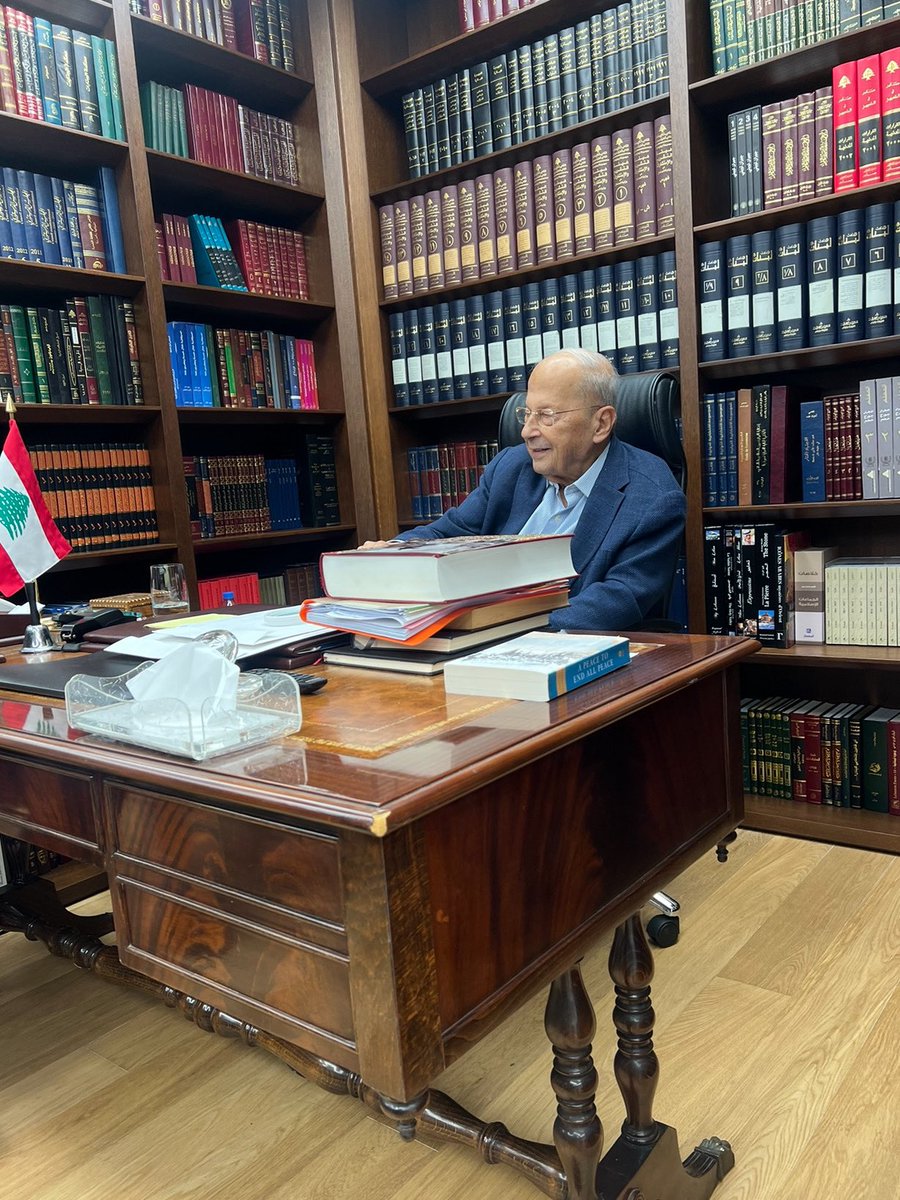 ويل لأمة تصنع الإشاعة خبزها اليومي، وتعتاش على تشويه رموزها.
ويل لأمّة بتروّج الإشاعة لتغتال الكبار وبتستقوي ببوست تافه.
ويل لأمّة كل ما عجزت تحارب الكبار بالحقيقة، اخترعت إشاعة.   
احترموا العمر والتاريخ، لو بقي في شي من الأخلاق!
انظروا إليه مبتسماً كأنو ولا إشاعة مرقت 
#جنرالي