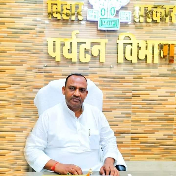 जब से गया वाले सर्वजीत पासवान को तेजस्वी यादव ने नेता विरोधी दल का मुख्य सचेतक बनाया है तब से तेजस्वी यादव के तरफ़ अकेले बैटिंग सर्वजीत पासवान ही कर रहे हैं।

कल दो व्यक्तियों के मज़े ले लिए सर्वजीत पासवान ने एक नीतीश कुमार की तो दूसरा सम्राट चौधरी की!
वो भी गज़बे स्टाइल में!
