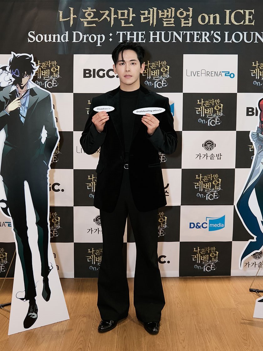 hovely328's tweet photo. 251204 지니뮤직  나혼렙 리스닝파티 비하인드 포토 #이호원
다섯번째 넘버는 또 다른 성진우 역인 이호원님께서 <일어나라>를 부르셨습니다.
근엄한 모습으로 음악을 감상중인 호원님.
음악을 듣고 현장에 있던 모두가 “일어났다”는 후문입니다..
https://t.co/YDM1ZgOx08 https://t.co/4wCpCU8uRg