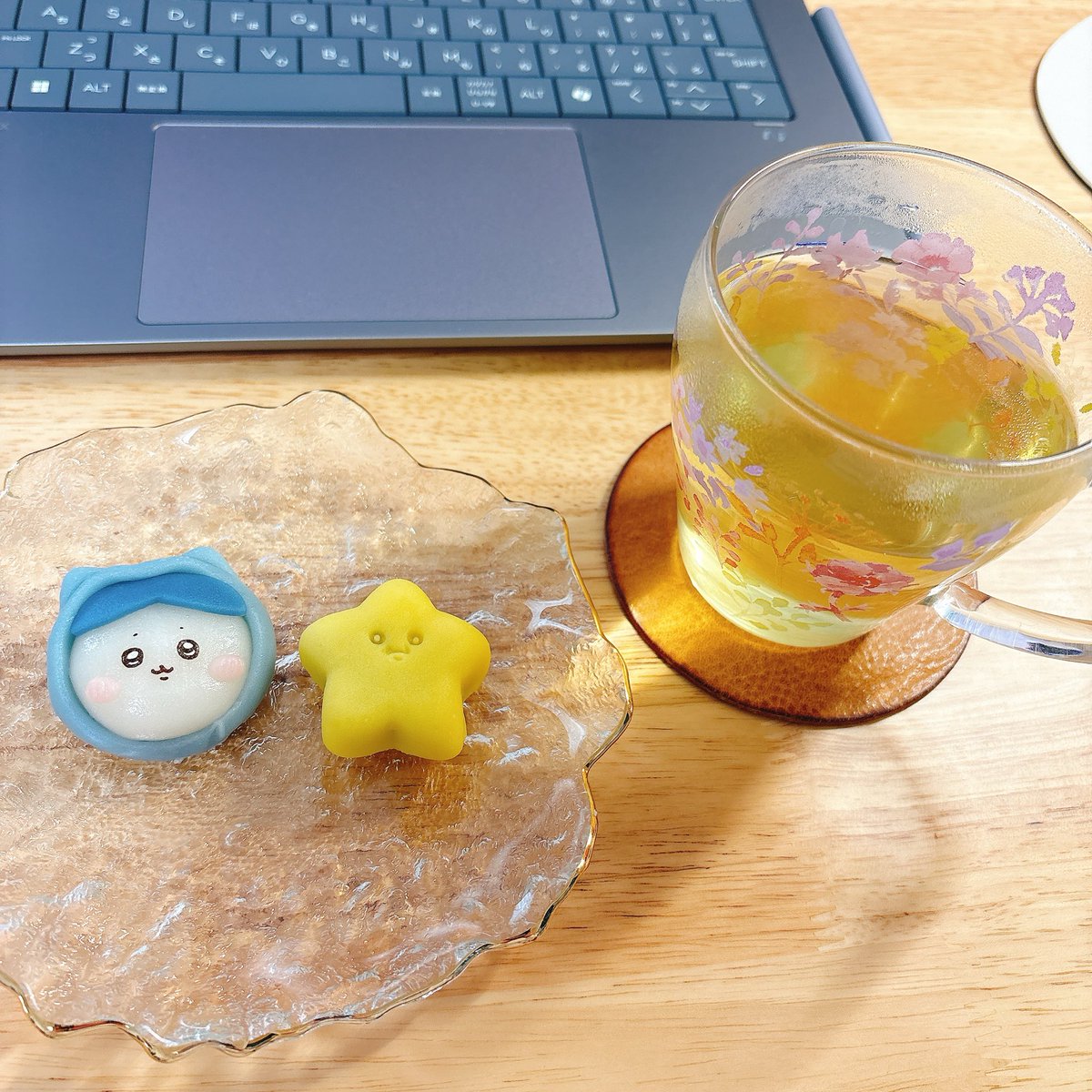 ちょっと休憩。
寒いので暖かいお茶が飲みたくなる🍵

コンビニで見つけたちいかわの和菓子を添えて…🍡なんだか食べるのがもったいない。