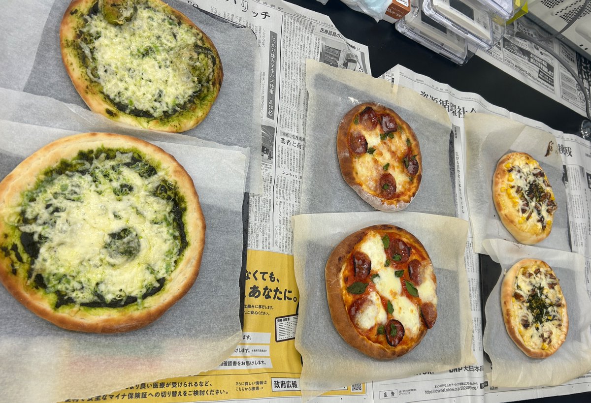BioRjp's tweet photo. RJPパン班です‼️🍞
先日アクアポニックス班とのコラボでバジルを貰いました🌿
いつも作っていたパンを応用してピザにしてみました‼️
とっても美味しくできました😋
#RJP2025バイオ
#パン作り
#手作りパン https://t.co/EstrhAx7xg