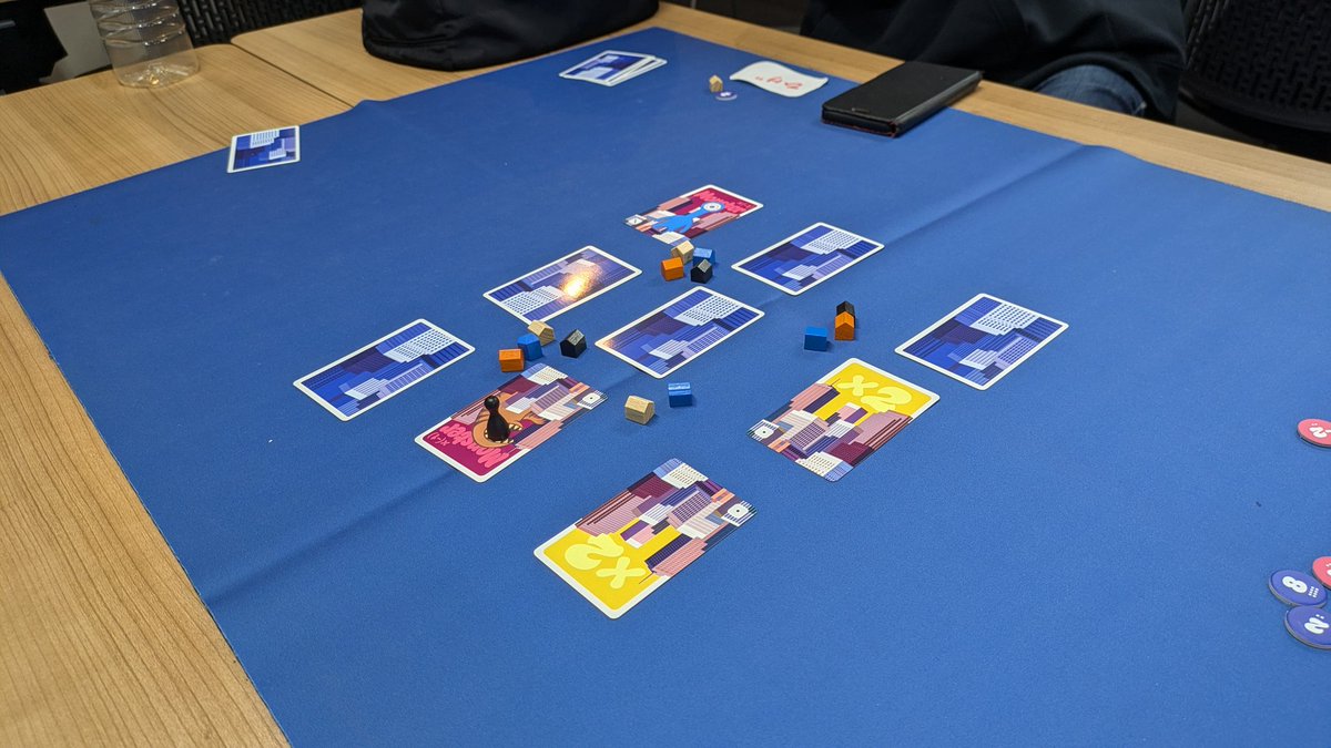 「モンスター不動産」
売るタイミングを睨み合ってるだけなのにめちゃおもろかった。
売った点数の合計じゃなくてラウンドの失点勝負なのがまた良い。点数稼いだから安牌に走るとかがないし、前ラウンドアホほど負債背負ってもなんとかなるし

サクッと遊べてよかっただ