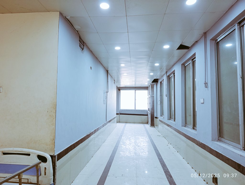 ImAassim's tweet photo. @IKPeshawar LRH BOG chairman Professor Nausherwan Khan Burki already issued instructions to shift the whole medical unit to this new place, almost done. This new ward meets all international standards. Coming very soon. https://t.co/sBcZ866bRC