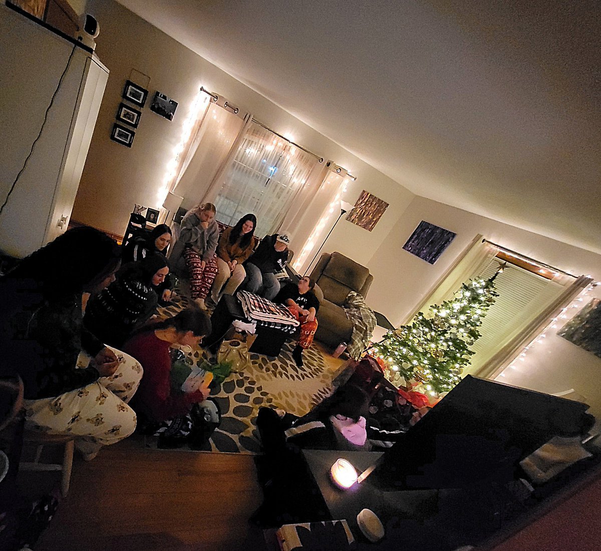 MtMarySoftball's tweet image. Secret Santa Christmas Party in the books🎄🎅🎁 Next up 2026 season🥎💙🪽
#GoBlueAngles