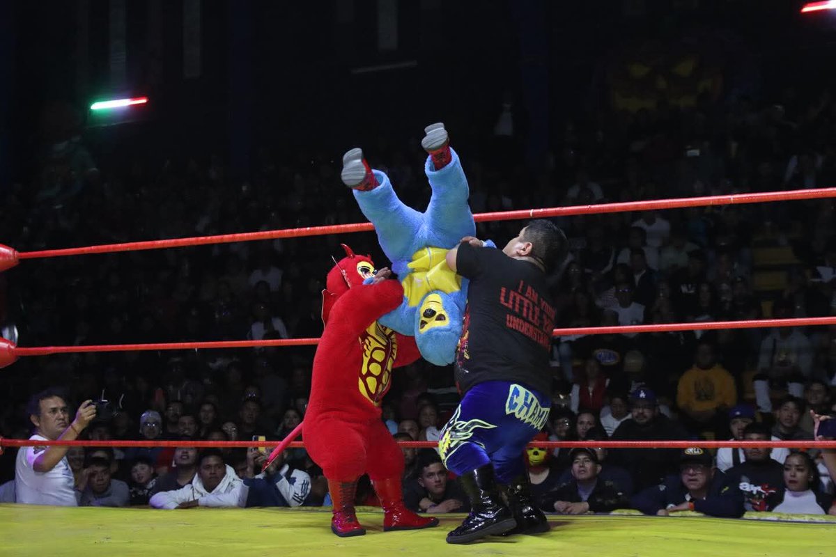 LaTijeraLucha's tweet photo. El clásico de micro estrellas #CMLL hace erupción en el #TemploDeLaMagiaLuchistica, cuando de gran manera #KeMonito y #PericoZacarias al venir de atrás para doblegar a #KeMalito y #Chamuel,en un “fiestón” en el “Coso de la Av. Carmelo Pérez”, que goza con la espectacularidad... https://t.co/xAm13W75N3