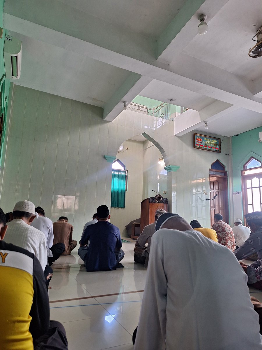 Jamaah mulai gusar, sementara belum ada tanda-tanda khotib naik mimbar, sedang waktu hampir menyentuh pukul 12.00. Dari sekitar masjid mulai terdengar suara iqomah masjid lain, waduh.

Hadirin yang berbahagia, bersabarlah 🍃