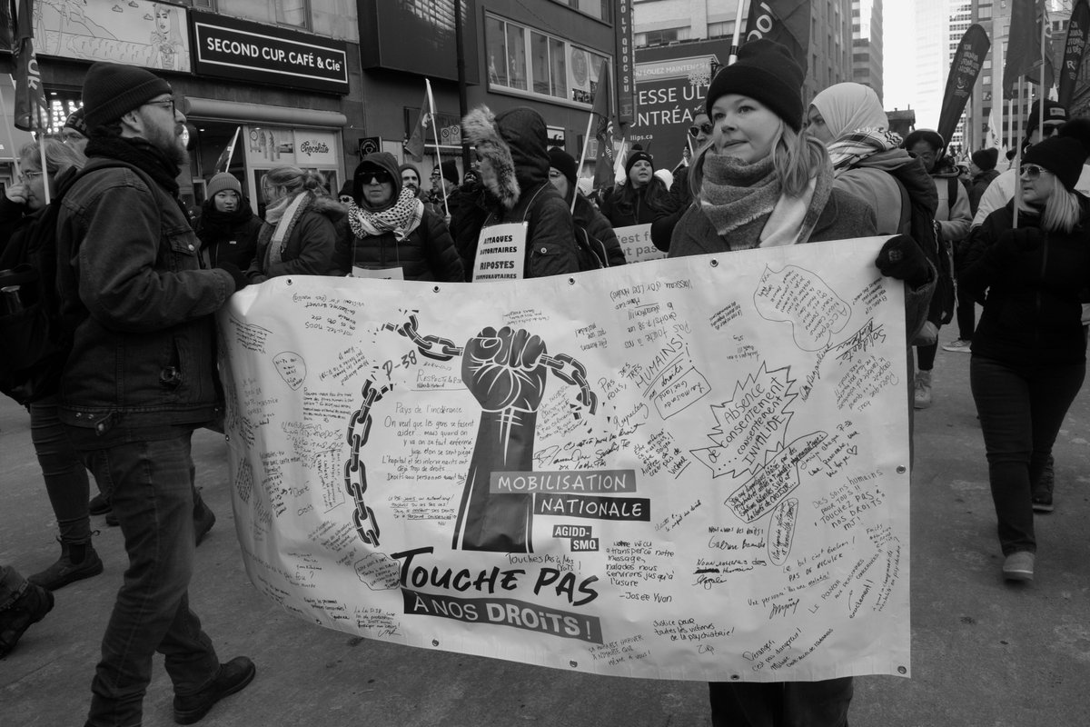 Dancewithme's tweet photo. Large inter-union public rally 'Dans la rue pour le Quebec' ('In the streets for Quebec’), Montreal, QC, Canada (November 29, 2025)
#Photography #StreetPhotography #BlackandWhite #rally #protest #rights #workers #unions #social #justice #Montreal #Quebec #Canada https://t.co/Nk11ve2777