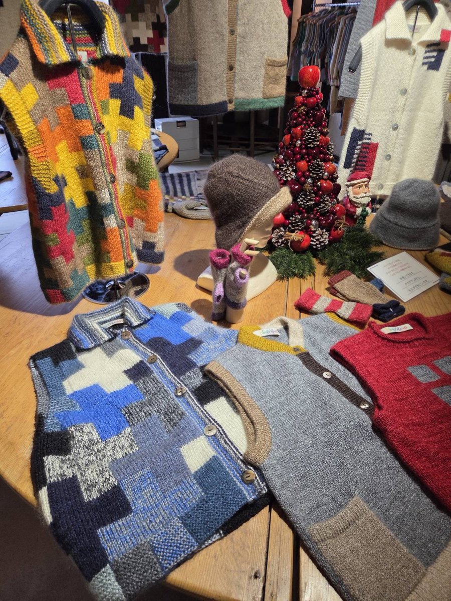 アブサラクリコ　中野とし子　マルチカラーニット 新作できてきました。 人気が出そうな予感がします😅 ニッターさん