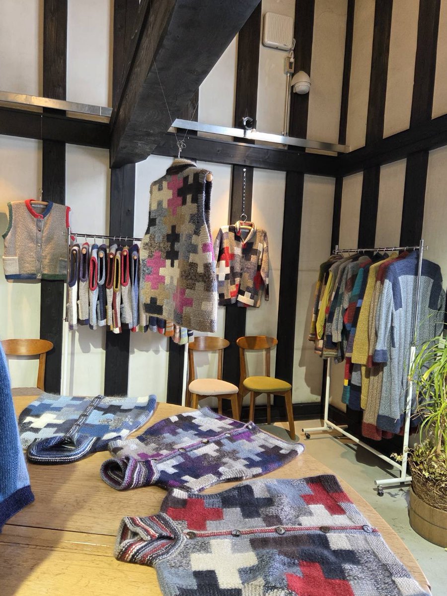 アブサラクリコ　中野とし子　マルチカラーニット 神戸大丸に立っています。 寒い中、 「やっぱりシルクニットは