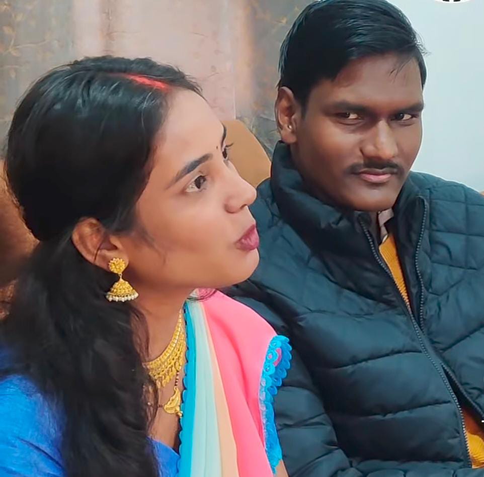 JaikyYadav16's tweet photo. सोशल मीडिया पर वायरल हुई ये जोड़ी इतनी ज्यादा पॉपुलर हो गई है कि

अब इन दोनों का भी पॉडकास्ट आने वाला है।

लड़की ने उन लोगों पर तंज भी कसा है जिन्होंने उन दोनों की लाइफ पर भद्दे कमेंट्स किए थे।

सोनाली ने कहा कि

"अगर लोगों को लगता है कि ऋषभ के पास सरकारी नौकरी है तो आप भी करो न तैयारी और कर लो अपने पसंद की शादी।"

अब वो अपने निजी जीवन में कुछ भी रहे हों लेकिन ये सोशल मीडिया उन्हें राजा बना के छोड़ेगी।