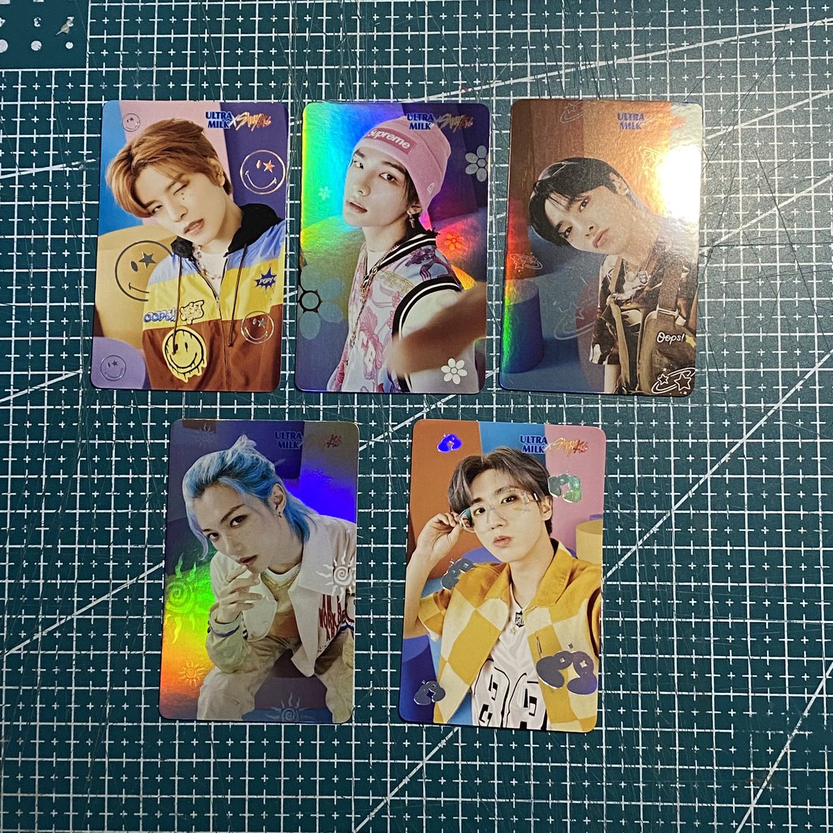 kittyjunpi's tweet photo. want to sell all about straykids

preloved magic school plush 10 cm leebit
no tag + pernah dibawa pergi
💰 230k

diary season greeting 2025
sealed
💰 40k (+10k sticker) 

pc ultramilk
ada bungkusnya
💰 5k each (take all 20k)

include all shopee dan packing, dom cimahi https://t.co/06jg5MnWrx