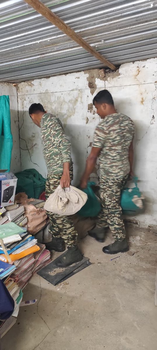 COMDT81BNCRPF's tweet photo. Up keeping and cleaning of offices and other premises under 'swachhta Pakhwada' undertaken by Shri Mukesh Kumar Singh, Commandant and troops of 81 BN CRPF https://t.co/00584x8F3r