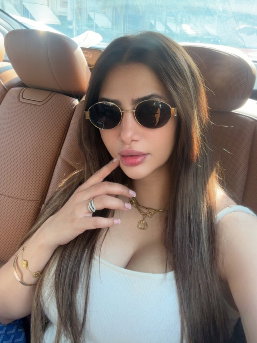 ShowbizAndNewz's tweet photo. Blogger #HannahButt in her recent selfie click https://t.co/8nsCsJ2kVu