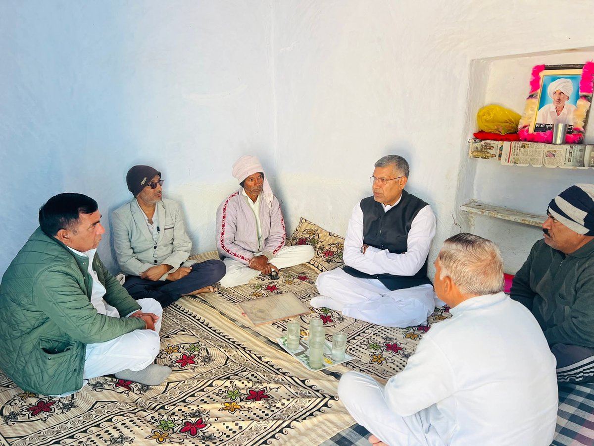 DRGEDAR's tweet photo. साथी श्रवण सिंगाठिया जी के पिताजी स्व. श्री पूर्णचन्द सिंगाठिया के निधन पर #रावला स्थित उनके निवास स्थान पर रखी शोक सभा में पहुँचकर संवेदनाएँ व्यक्त कीं।
ईश्वर दिवंगत आत्मा को शांति प्रदान करें तथा परिवार को इस दुखद घड़ी में संबल दें।
#rawlamandi #रावलामंडी https://t.co/JaiQMaDpXb