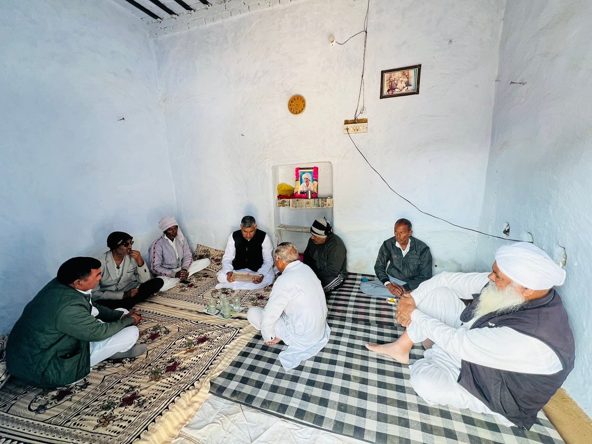 DRGEDAR's tweet photo. साथी श्रवण सिंगाठिया जी के पिताजी स्व. श्री पूर्णचन्द सिंगाठिया के निधन पर #रावला स्थित उनके निवास स्थान पर रखी शोक सभा में पहुँचकर संवेदनाएँ व्यक्त कीं।
ईश्वर दिवंगत आत्मा को शांति प्रदान करें तथा परिवार को इस दुखद घड़ी में संबल दें।
#rawlamandi #रावलामंडी https://t.co/JaiQMaDpXb
