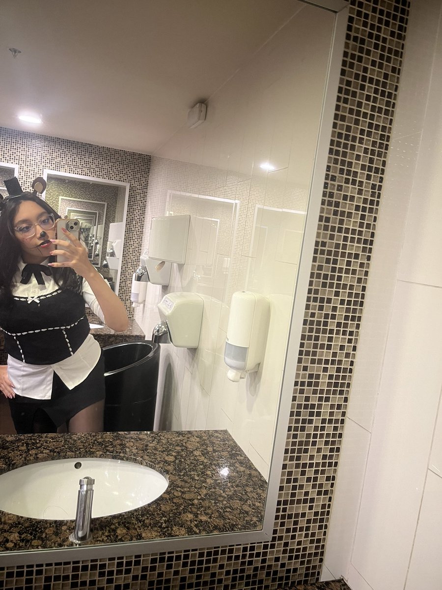 sunlaxis's tweet image. fnaf movie after finals!!