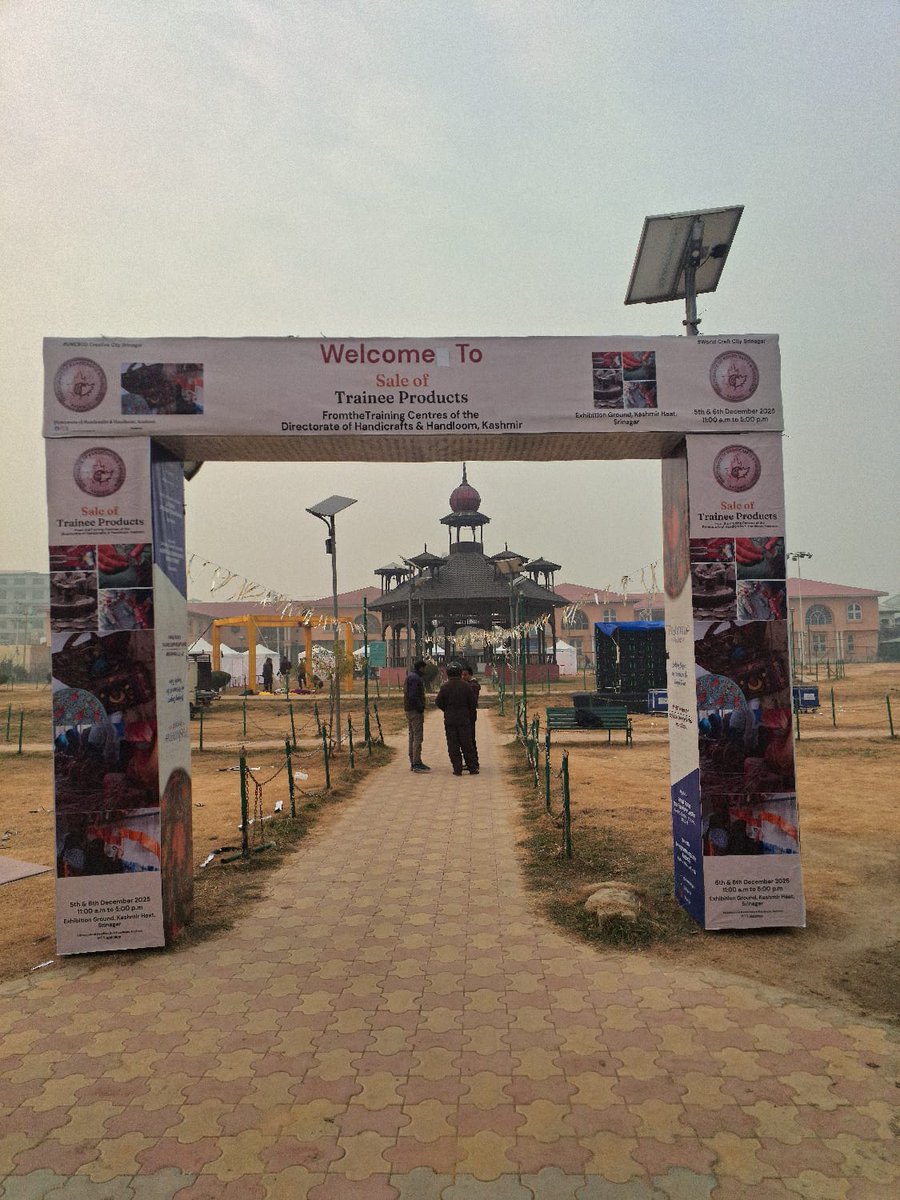 dohhkmr's tweet photo. The 2-Day Trainee Products Sale begins at #KashmirHaat, Sgr, today. 11 am onwards
All are requested to come and buy handmade products on extremely affordable rates. 
THIS WILL ENCOURAGE OUR #GenNext of artisans and weavers.
@diprjk @OfficeOfLGJandK @CM_JnK @GreaterKashmir https://t.co/H0ixkhdZWL