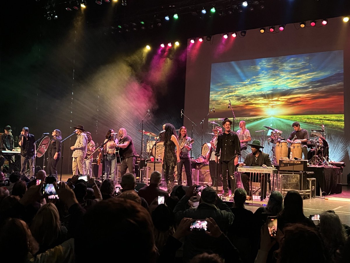 B_Zack's tweet image. Great concert tonight seeing the Allman Betts Family Revival.  Wonderful tribute to the Allman Brothers with some incredible musicians.  Always good to see @glove and @robertrandolph, but tonight might have been my first time seeing them on stage together!