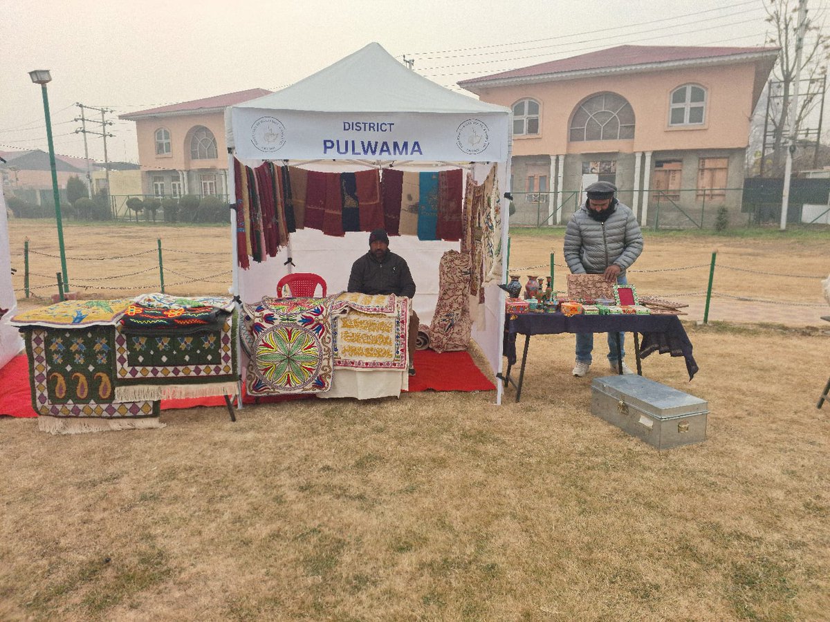 dohhkmr's tweet photo. The 2-Day Trainee Products Sale begins at #KashmirHaat, Sgr, today. 11 am onwards
All are requested to come and buy handmade products on extremely affordable rates. 
THIS WILL ENCOURAGE OUR #GenNext of artisans and weavers.
@diprjk @OfficeOfLGJandK @CM_JnK @GreaterKashmir https://t.co/H0ixkhdZWL