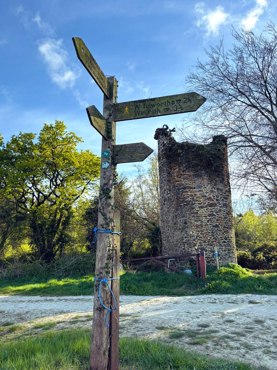 OurScapes's tweet photo. Sometimes the simplest directions lead to the best days.

Happy #fingerpostfriday everyone 🚏🪧
#FingerPostFri https://t.co/gdTC8vZM1F