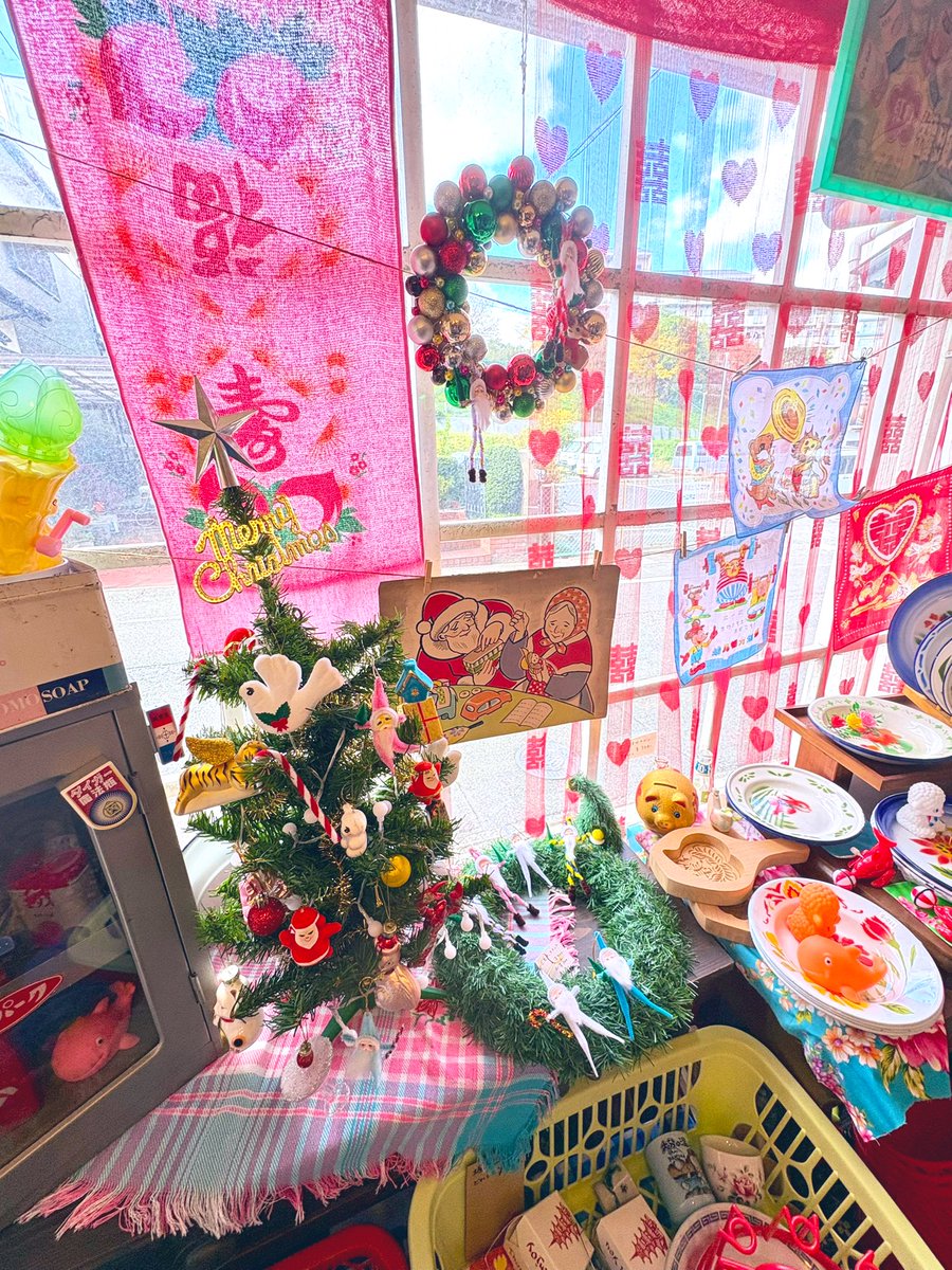 つぶやき遅くなりましたが営業してます。

今日は下関の古今東西雑貨・三ツ目屋さん <a href="/mitsumeya_1001/">古今東西百貨 三ツ目屋</a> の本棚入れ替えへ。下関の写真集やシネパンがたくさん売れてて嬉しい。

今回は読み物や絵本、山口の歴史、『暮しの手帖』Ⅰ世紀など。雑貨と一緒にお楽しみくださーい。