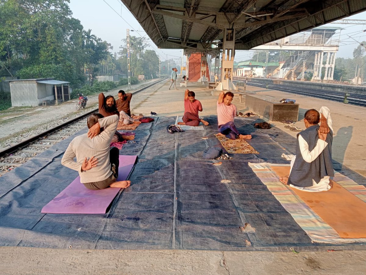 Om Aaj Sube ka yoga class at Bamanhat railway station.
