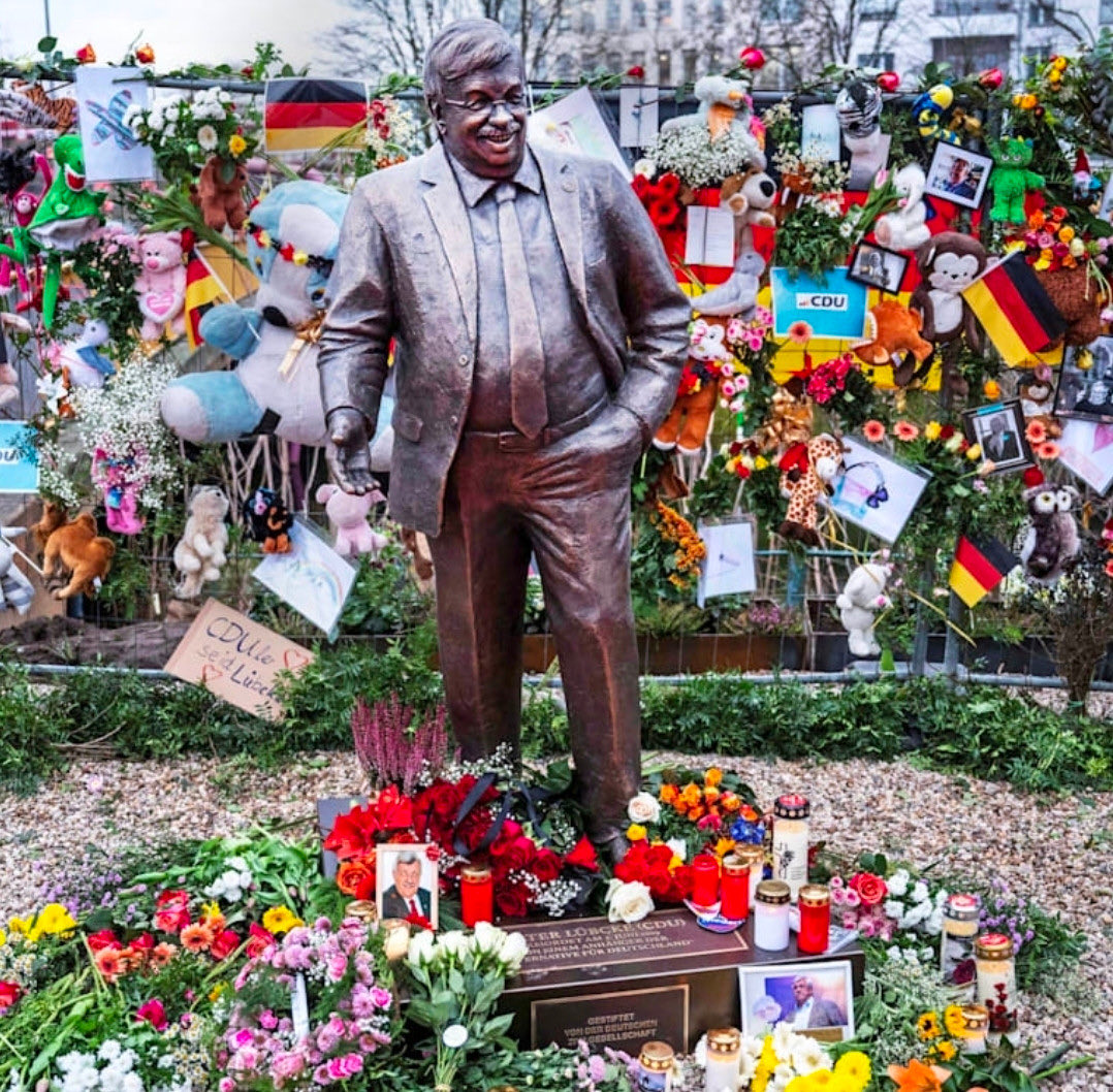 Walter Lübcke steht für Anstand und Mut des demokratischen Lagers und sein Andenken sollte verbinden. 
Die heftige Ablehnung der Kunstaktion durch manche Unionspolitiker spaltet mehr als die Aktion. Es entsteht der fatale Eindruck, eine Statue von Lübcke sei an sich „kontrovers“.