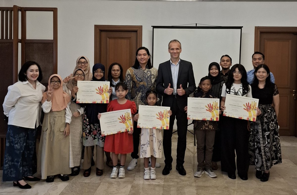 Five talented young artists from Indonesia 🇮🇩 were awarded 🏅 for their participation in this year's International Competition of Fine Arts Lidice. Their impressive artworks depicting the theme "Play" made the day 🌞 at our Embassy. Congratulations!