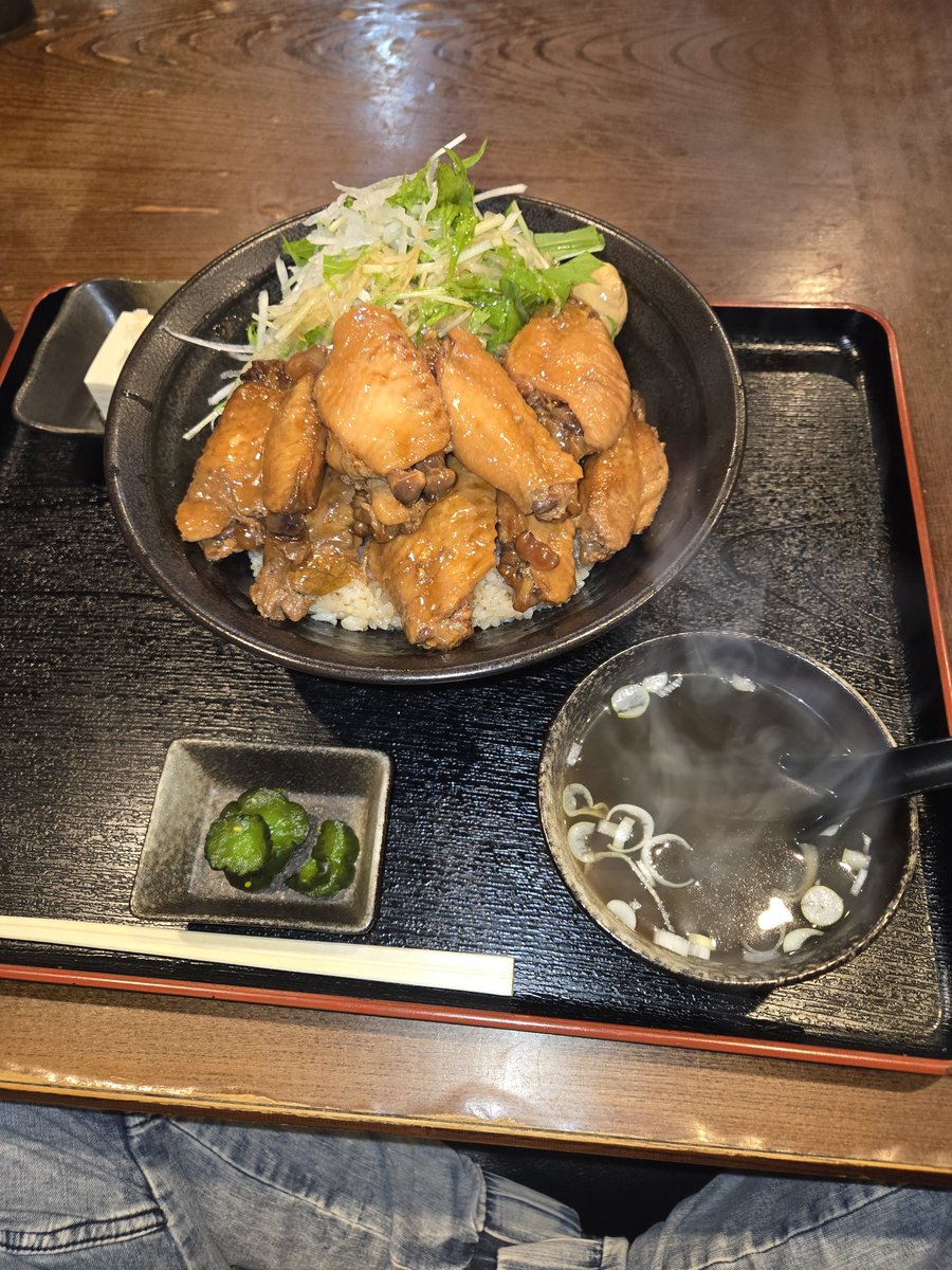 tooru0203's tweet photo. 有給使って　久しぶりの
大衆居食 信貴
日替わり定食　¥500
手羽先の煮付け丼
手羽先10本　ライス普通
かなりのボリュームマジで美味しかった（笑）　御馳走様でした🙏 https://t.co/bVN2EmyPDU