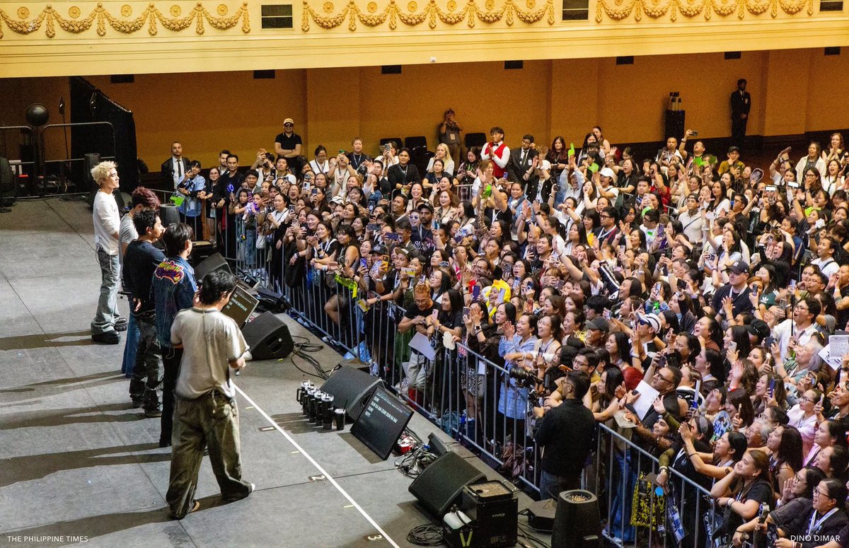 the crowd.

SB19 HITS DOWN UNDER
<a href="/SB19Official/">SB19 Official</a> #SB19
#SimulaAtWakasMelbourne