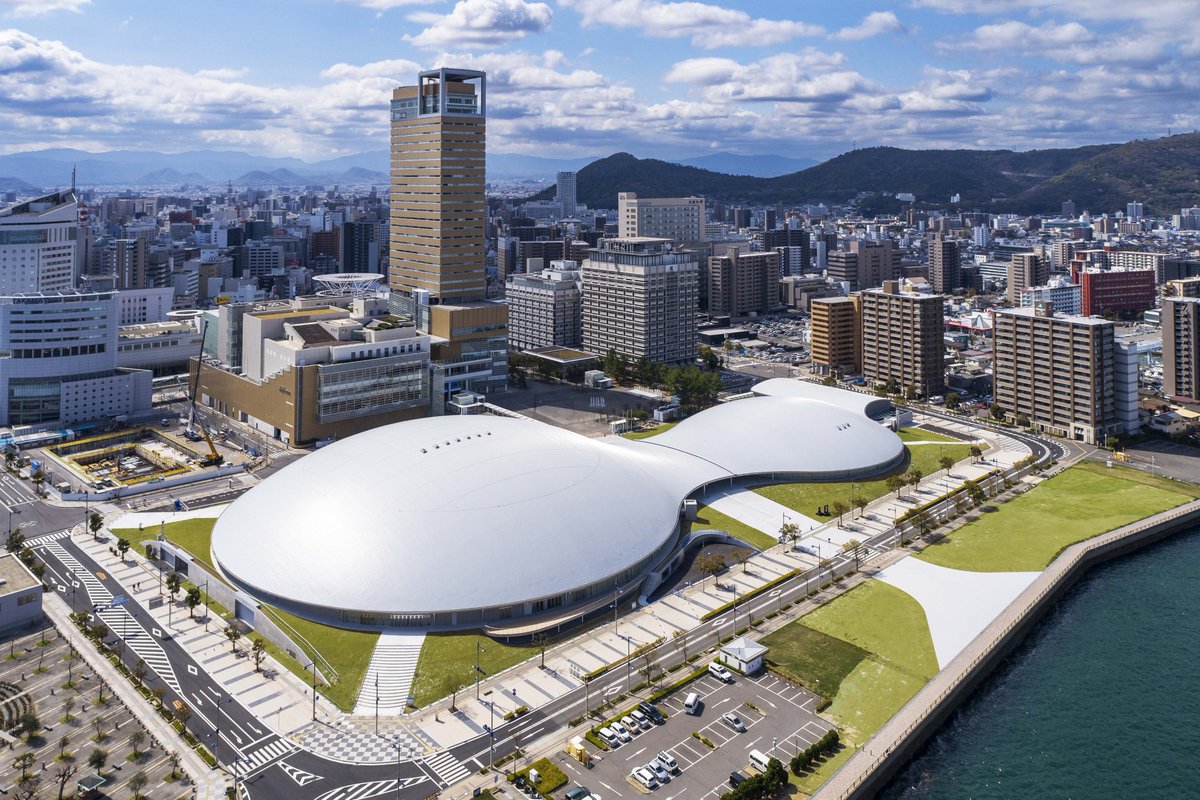 国連教育科学文化機関（ユネスコ）は４日（日本時間５日）、「世界で最も美しい建築」を表彰する「ベルサイユ賞」の２０２５年スポーツ部門の最優秀賞に、高松市サンポートに今年２月にオープンしたあなぶきアリーナ香川（県立アリーナ）を選んだ。スポーツ部門の最優秀賞は国内初。瀬戸内の景色に溶け