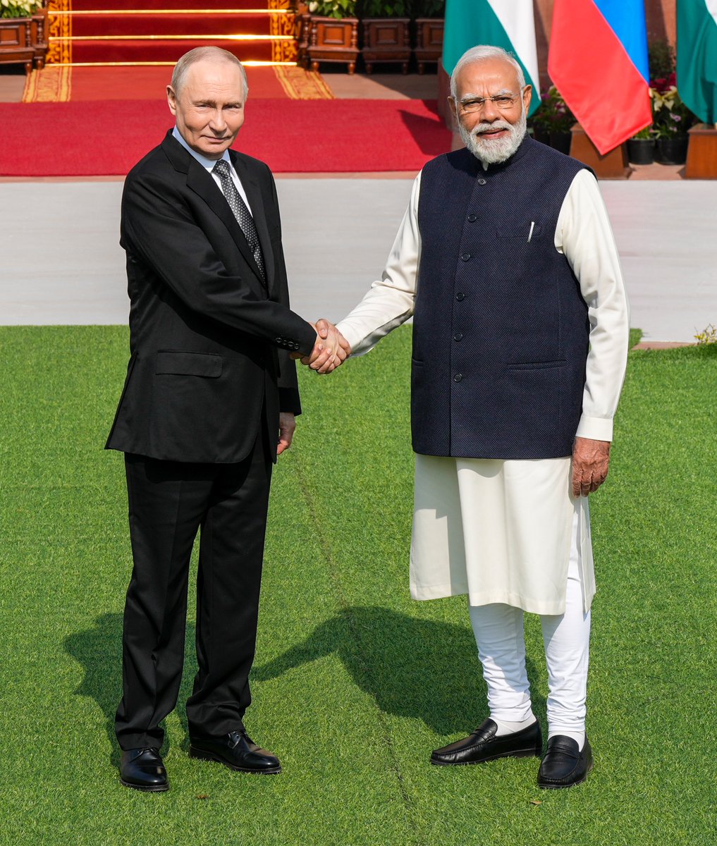 TheDailyPioneer's tweet image. PM Narendra Modi reaffirmed India’s support for peace in Ukraine during talks with Russian President Vladimir Putin, saying India “is not neutral” and stands with global efforts to end the conflict.

The 23rd India-Russia summit focused on defence ties, trade, small modular…