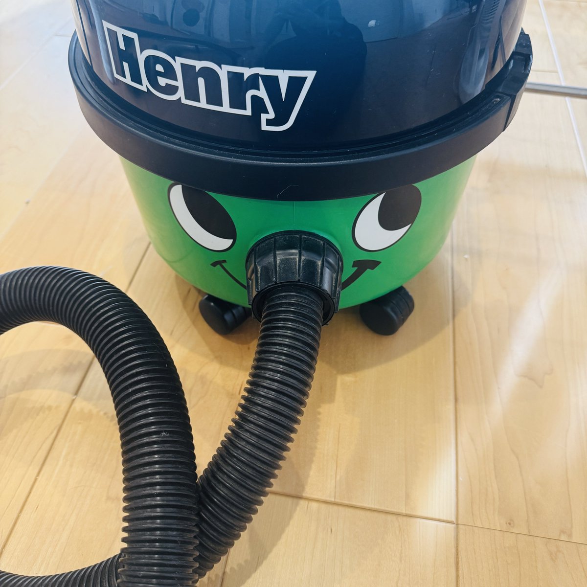 このヘンリーは20年ものの掃除機なんですが、いまだに紙パックが全機種