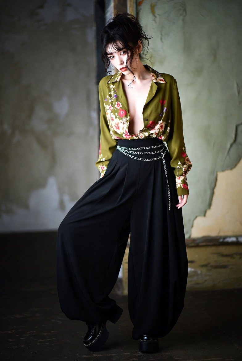 Retro Glamour Redefined: A Bold Floral Fusion