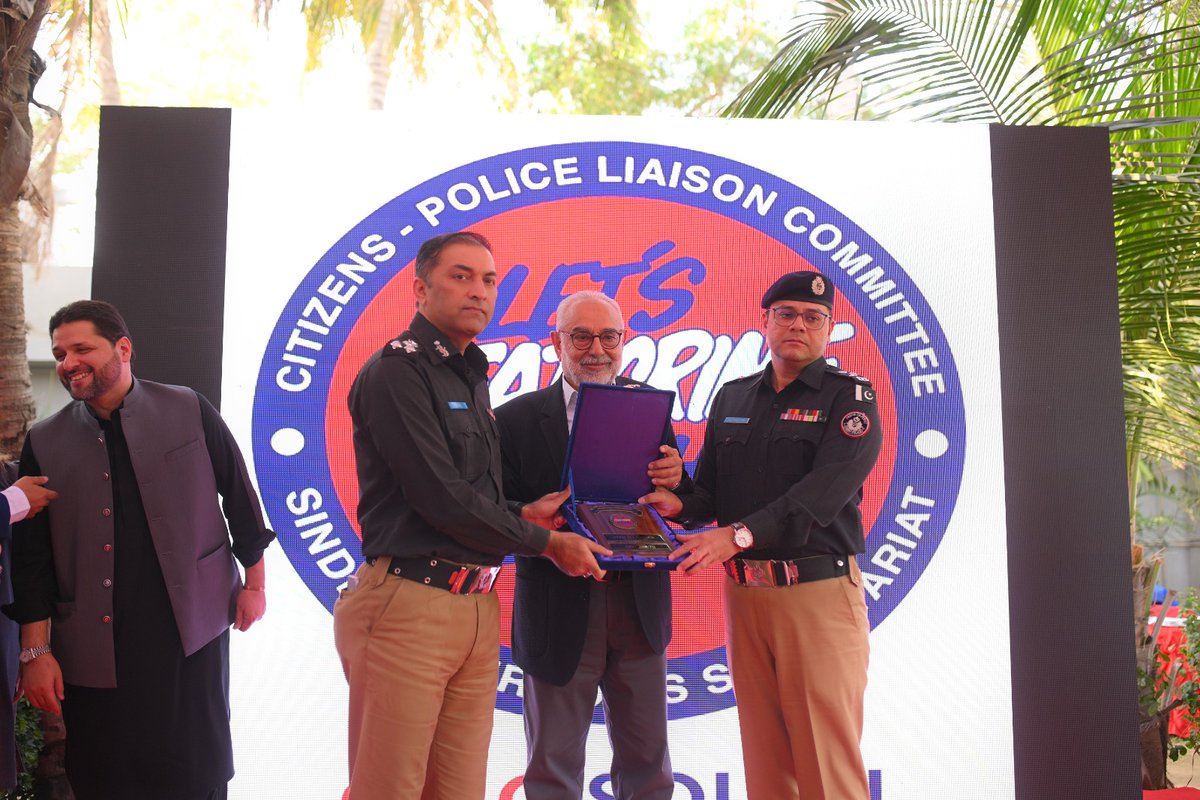 SindhPoliceDMC's tweet photo. سی پی ایل سی ساؤتھ کی جانب سے ڈی آئی جی ساؤتھ آفس میں تقریب کا انعقاد..
چوری اور چھینے گئے موبائل فونز ان کے اصل مالکان کے حوالے کیے گئے۔
ڈی آئی جی ساؤتھ اسد رضا تقریب کے مہمانِ خصوصی تھے۔
#Sindhpolice #CPLC #SOUTH #SSPSOUTH https://t.co/eUt1MzY0gq