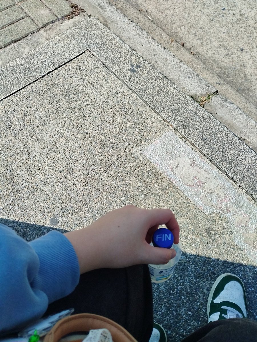 就這樣魅自己的手、、、
頭真的好暈，感覺會隨時暈倒的程度==
公車可不可以快點來，我想回家當小寶寶 https://t.co/U1R2oiRCVK