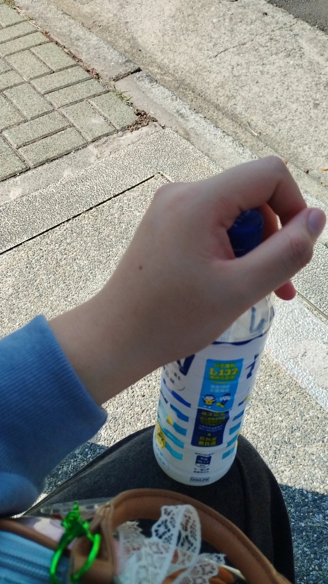 就這樣魅自己的手、、、
頭真的好暈，感覺會隨時暈倒的程度==
公車可不可以快點來，我想回家當小寶寶 https://t.co/U1R2oiRCVK