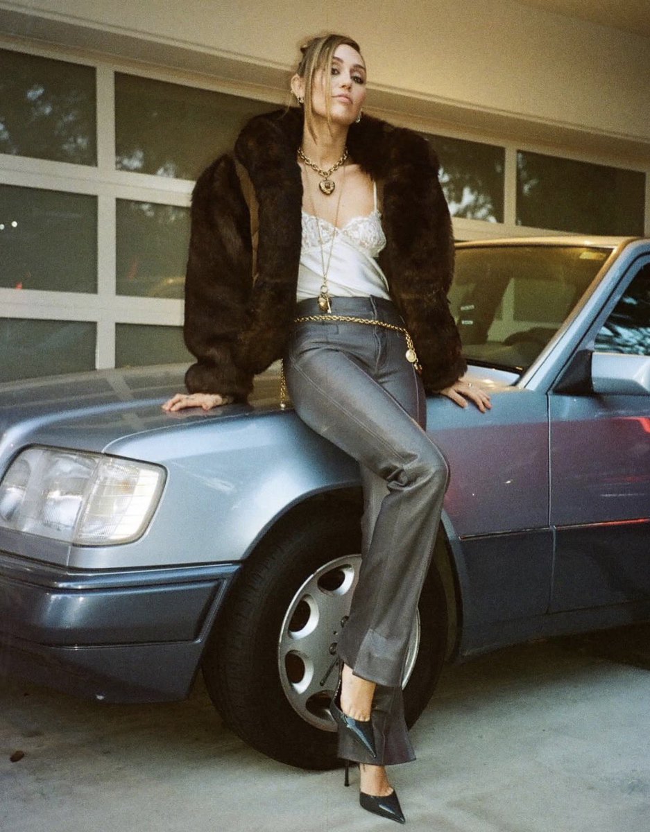 PopTingz's tweet photo. Miley Cyrus looks gorgeous in new photos. https://t.co/ik1vEFk736