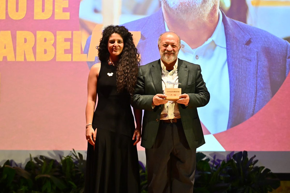 Gracias <a href="/mincultura/">MinCultura Colombia</a> y a la ministra <a href="/KadamaniYannai/">Yannai Kadamani</a> por el reconocimiento "vida y obra" en la gestión cultural.  Gracias a los equipos  <a href="/Circulart_/">CIRCULART</a> <a href="/TeatroManizales/">Festival Teatro MZL</a> <a href="/Fiavbogota/">FIAV Bogotá</a> y <a href="/Comfama/">Comfama</a>  sus festivales san ignacio y santafé de Antioquia,a <a href="/beatrizquinlop/">Beatriz Quintero</a> y a Julián mi hermano