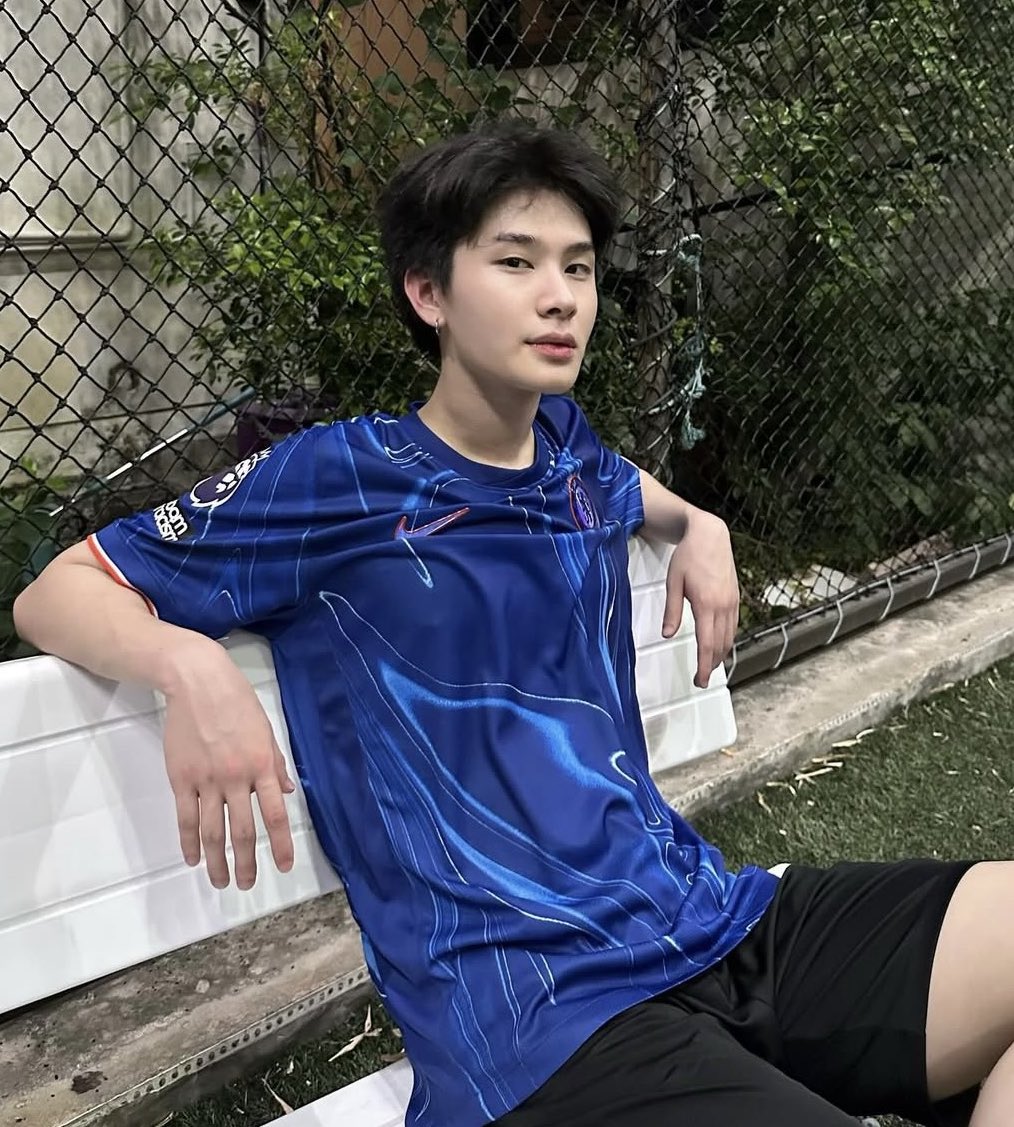 หน้าหนาวกเฉยๆ 2/10

แต่ถ้าหน้าตี๋ ต่างหูห่วง เรียนวิศวะ ใส่เสื้อบอลเชลซี  10000000/10