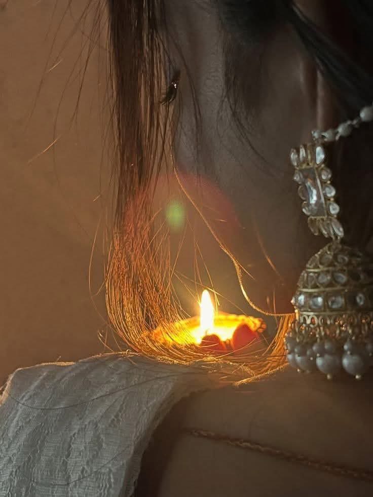 تیرے عشق کی خوشبو سے یہ شمع جل رہی ہے
ہر ایک لو میں تیری یاد مچل رہی ہے

کہ دیدار کی آس میں ہے دل کی یہ حالت
یہ رات بھی بیتابی میں بدل رہی ہے

#انتخاب_محسن #اردو_زبان