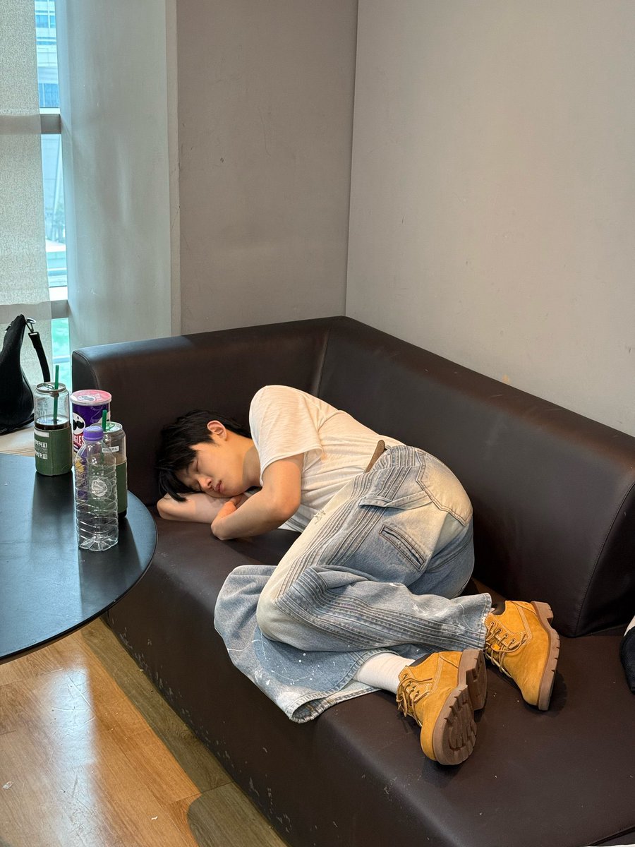 txt__hin's tweet photo. 【TXT weverse 日本語訳】コメント
🦊ヨンジュン 251205 14:01

👤︰うちのスビンだと思ってたのに
おぇ? ヨンジュニかな?
全く正反対の二人が時々似ているように見える!

🦊︰いや スビニだと思ってアップしたのに僕じゃんㅋㅋ https://t.co/nj4jKoHsBx