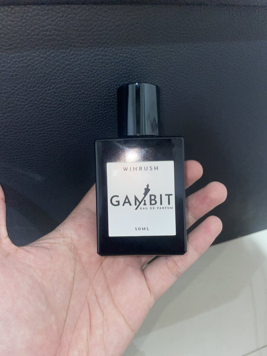 gery________'s tweet image. Mau review jujur, ini wuenak banget anjayy. segala kondisi hantem. mau pagi kek, siang kek, malem kek. ini definisi ga malu di ajak kemana aja wkwkwkwk. soalnya wanginya fresh terus basenotes nya musky calming gitu.

ini edp 50 ml ya guys, DAN DIA SUDAH BPOM