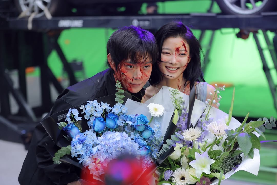 IG post outeruniverse_official 2025.12.05:
🌏Outer Behind 📸

A sneak peek of actor #KimYoungDae’s <#DearX> final behind-the-scenes moments 🤍

#친애하는X #김영대 #김유정
#YoonJunSeo #윤준서  #キムヨンデ #金永大 #คิมยองแด